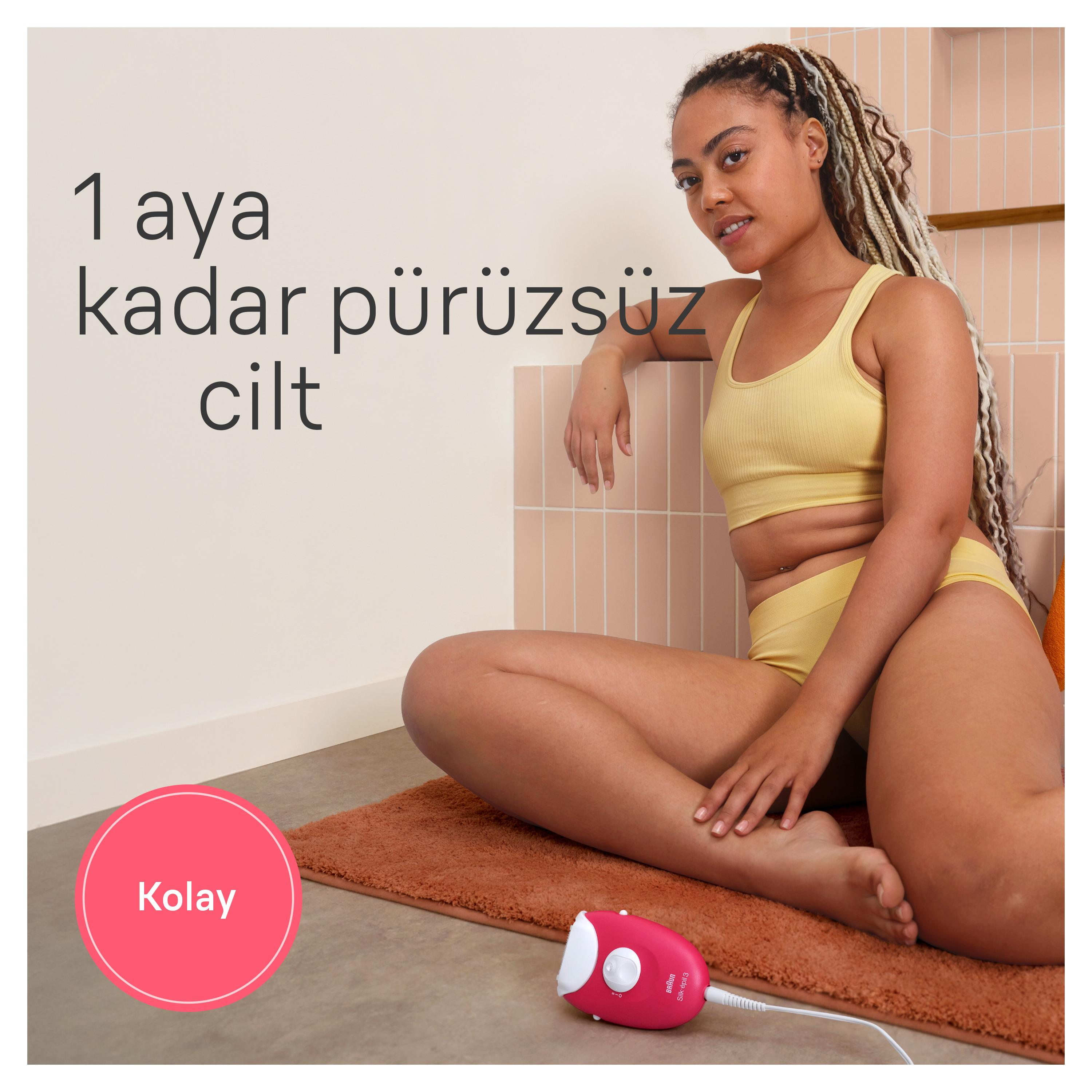 Sarı giyimli kadın epilatörle oturuyor. Metin: 1 aya kadar pürüzsüz cilt. Pembe daire 'kolay' diyor.