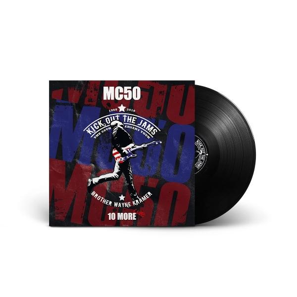 Albumcover: MC50 Kick Out The Jams. Ein Mann spielt Gitarre. Schallplatte teilweise sichtbar.