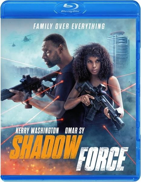 Filmposter: Twee mensen met geweren, stadsachtergrond, helikopter. Tekst: Shadow Force, Kerry Washington, Omar Sy.