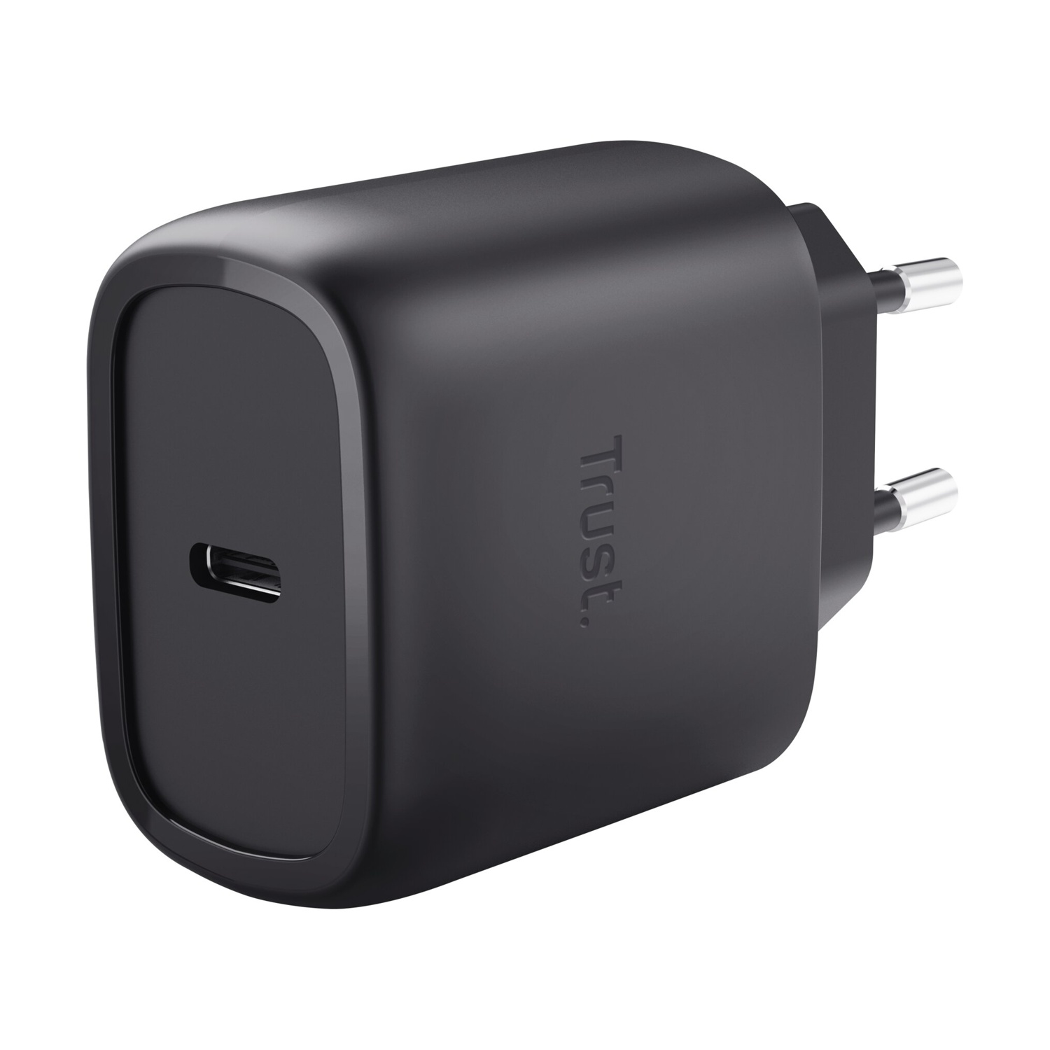 Un caricatore USB-C Trust nero. Ha una forma rettangolare con angoli arrotondati. La spina ha due pin argentati.