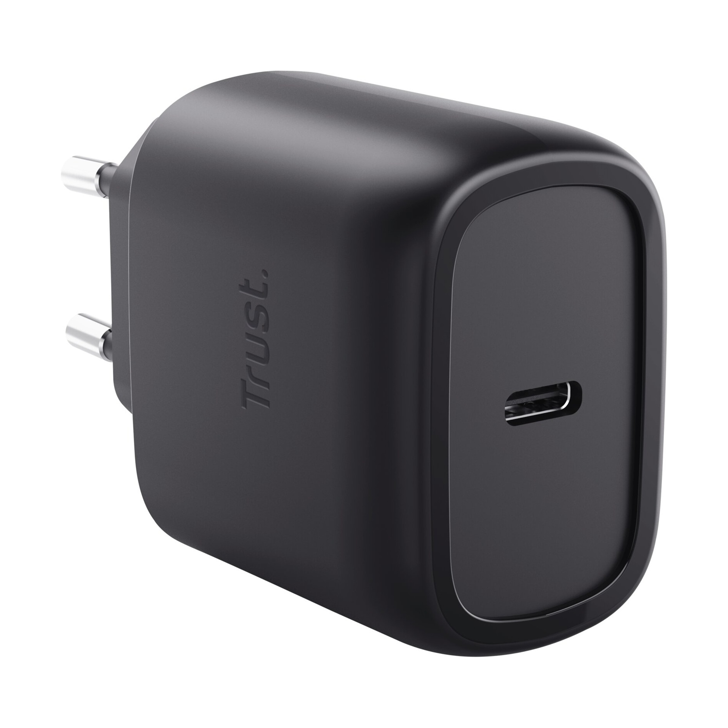 Un caricabatterie USB-C Trust nero. Ha un corpo rettangolare con bordi arrotondati, una porta USB-C e due spine metalliche per l'inserimento.