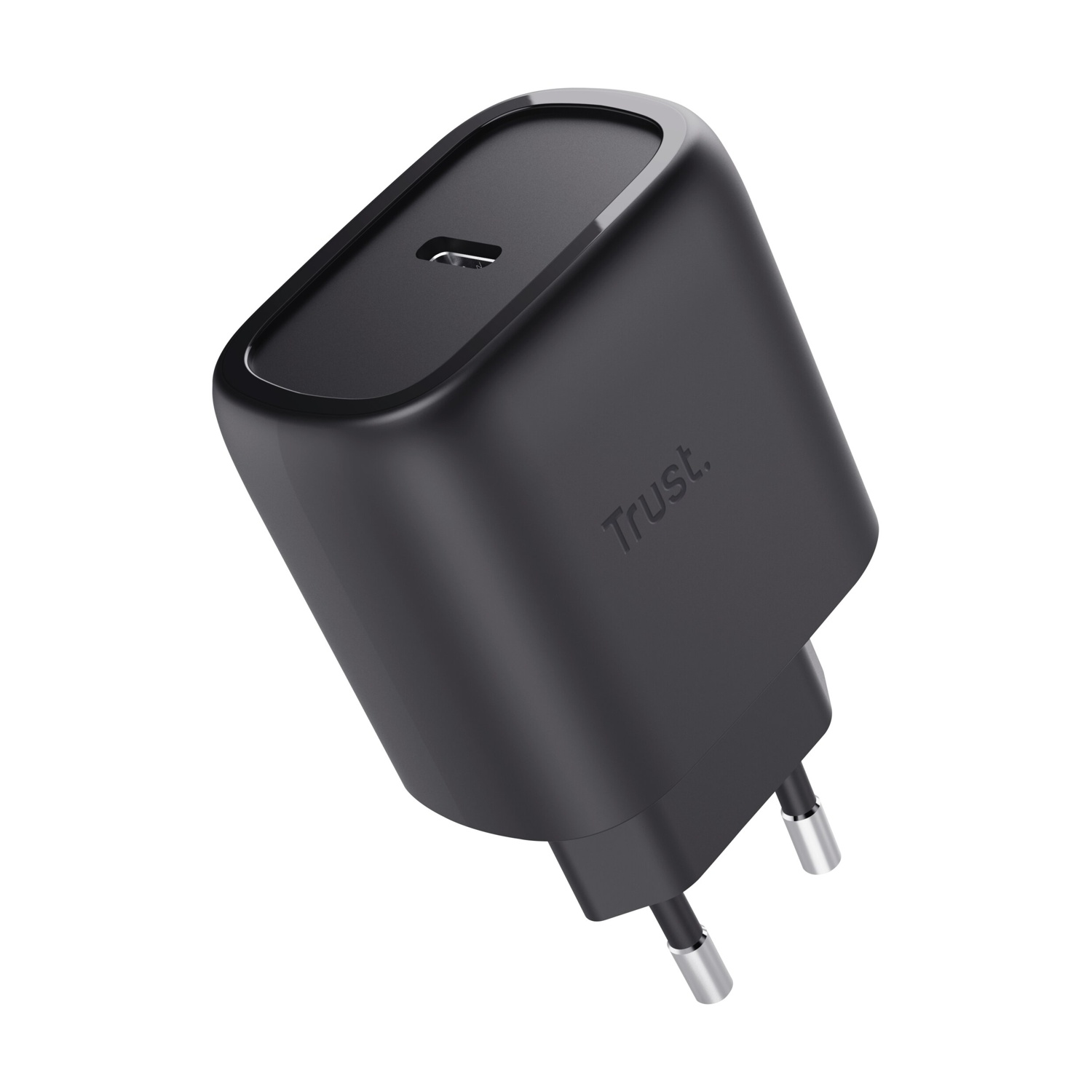 Un caricatore USB-C nero Trust è presentato ad angolo su sfondo bianco. Ha due spine argentate e una porta USB-C.
