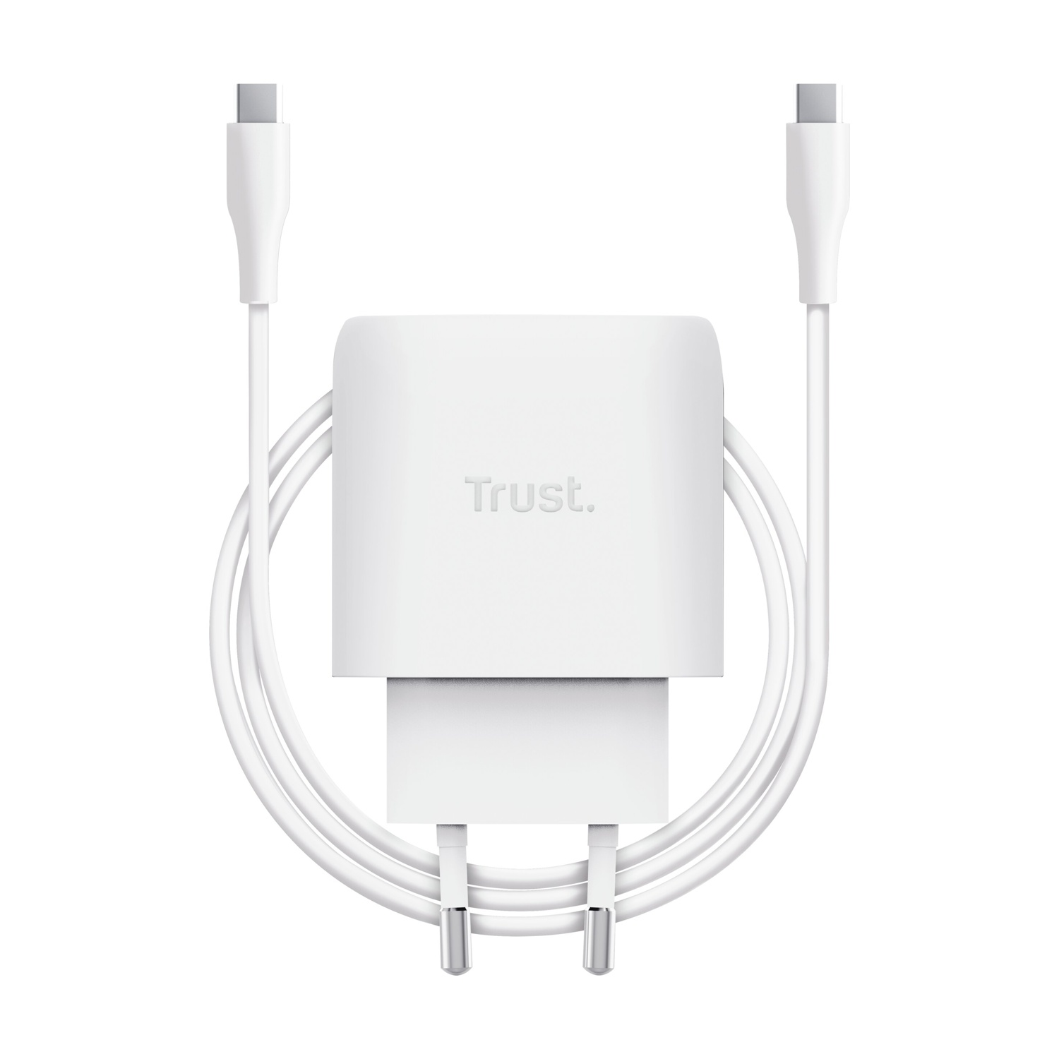 Un caricatore Trust bianco con cavo USB-C. Il caricatore ha una spina e il marchio 'Trust' è visibile.