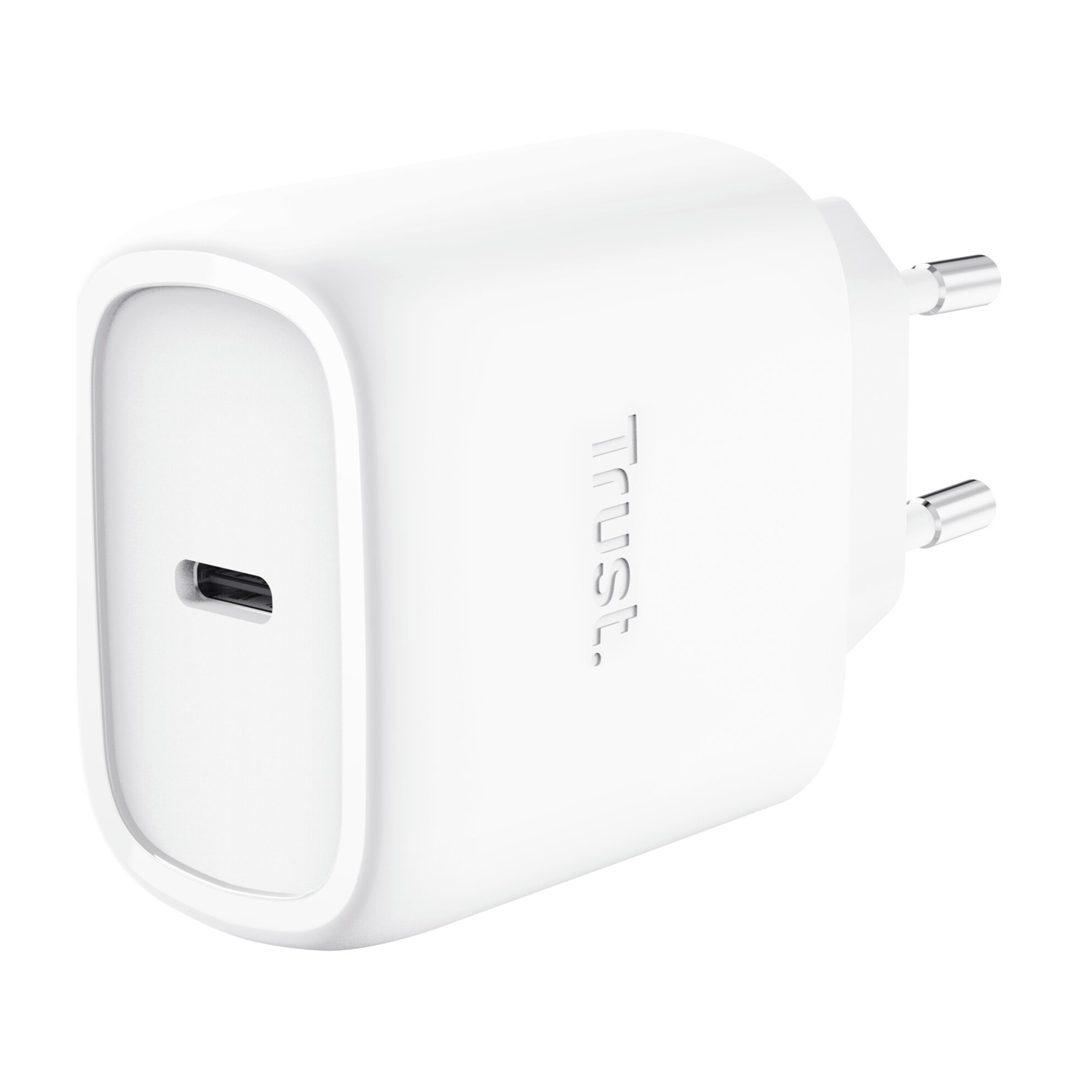 Un caricabatterie USB-C Trust bianco con due spine. Il caricabatterie ha una porta USB-C. La parola 'Trust' è stampata sul lato.