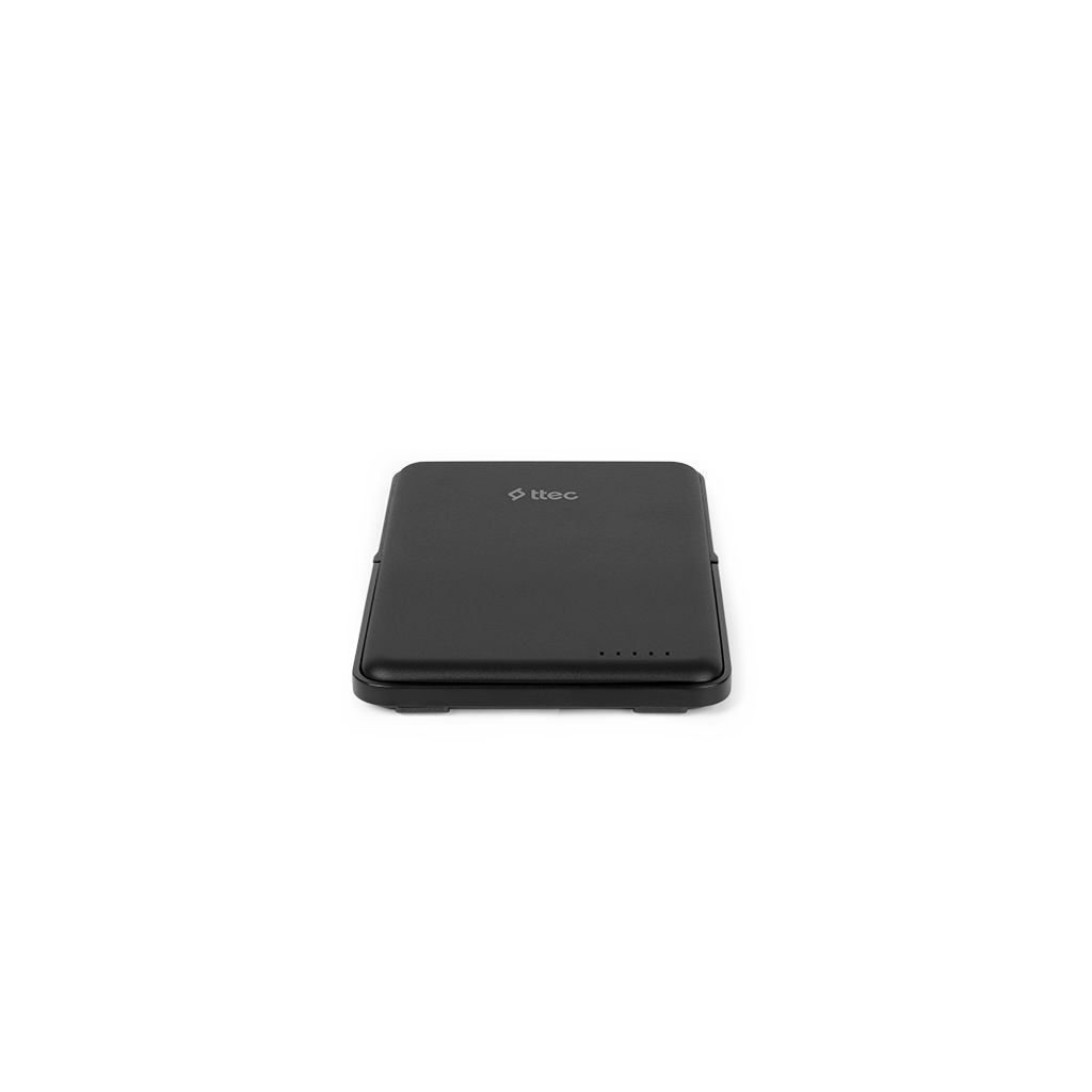 Siyah, dikdörtgen bir powerbank. Ttec logosu ve dört küçük ışığı var. Beyaz bir yüzey üzerinde duruyor.