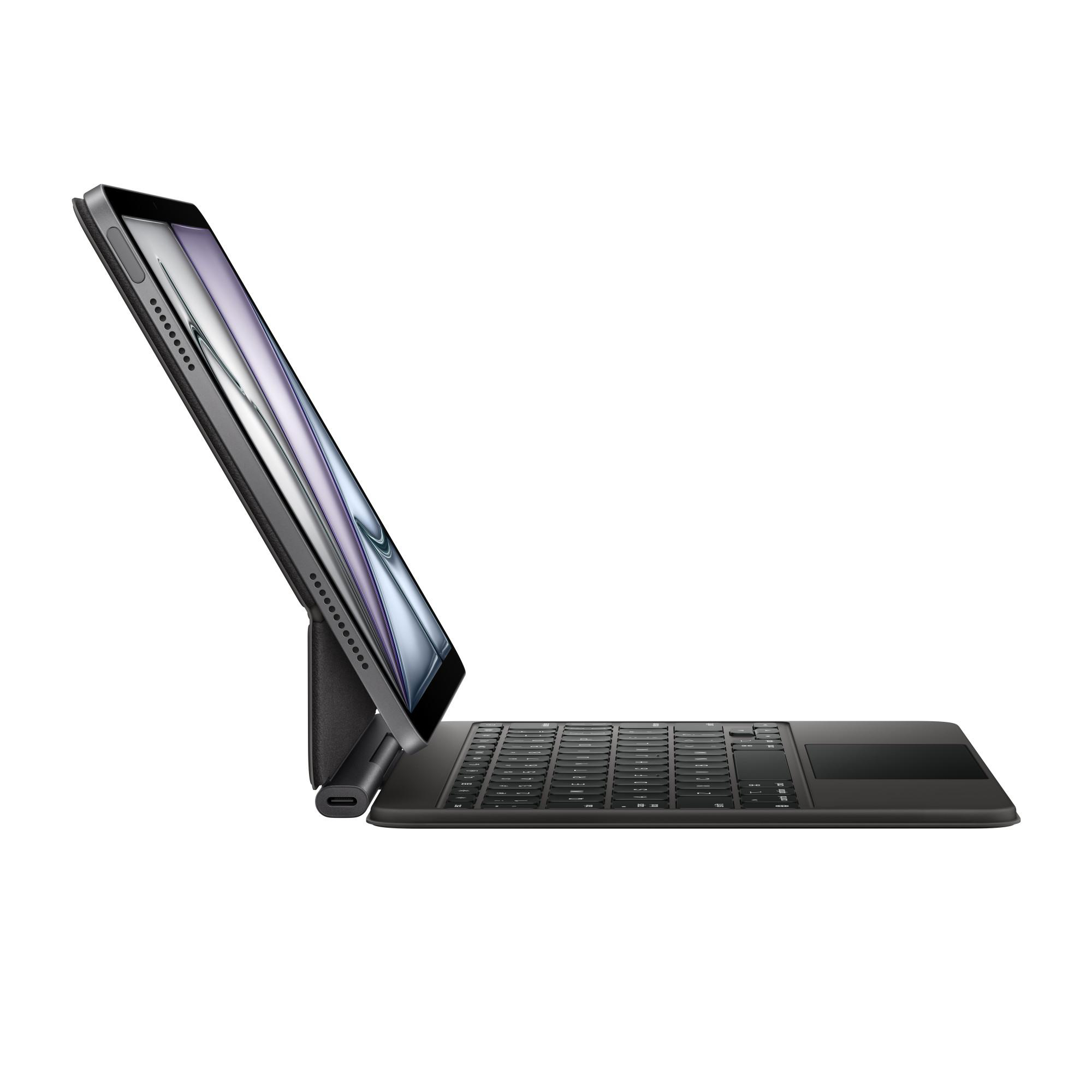 Tablet in Tastaturhülle, geöffnet geneigt. Der Bildschirm zeigt einen hellen Hintergrund. Tastatur und Trackpad sind schwarz.