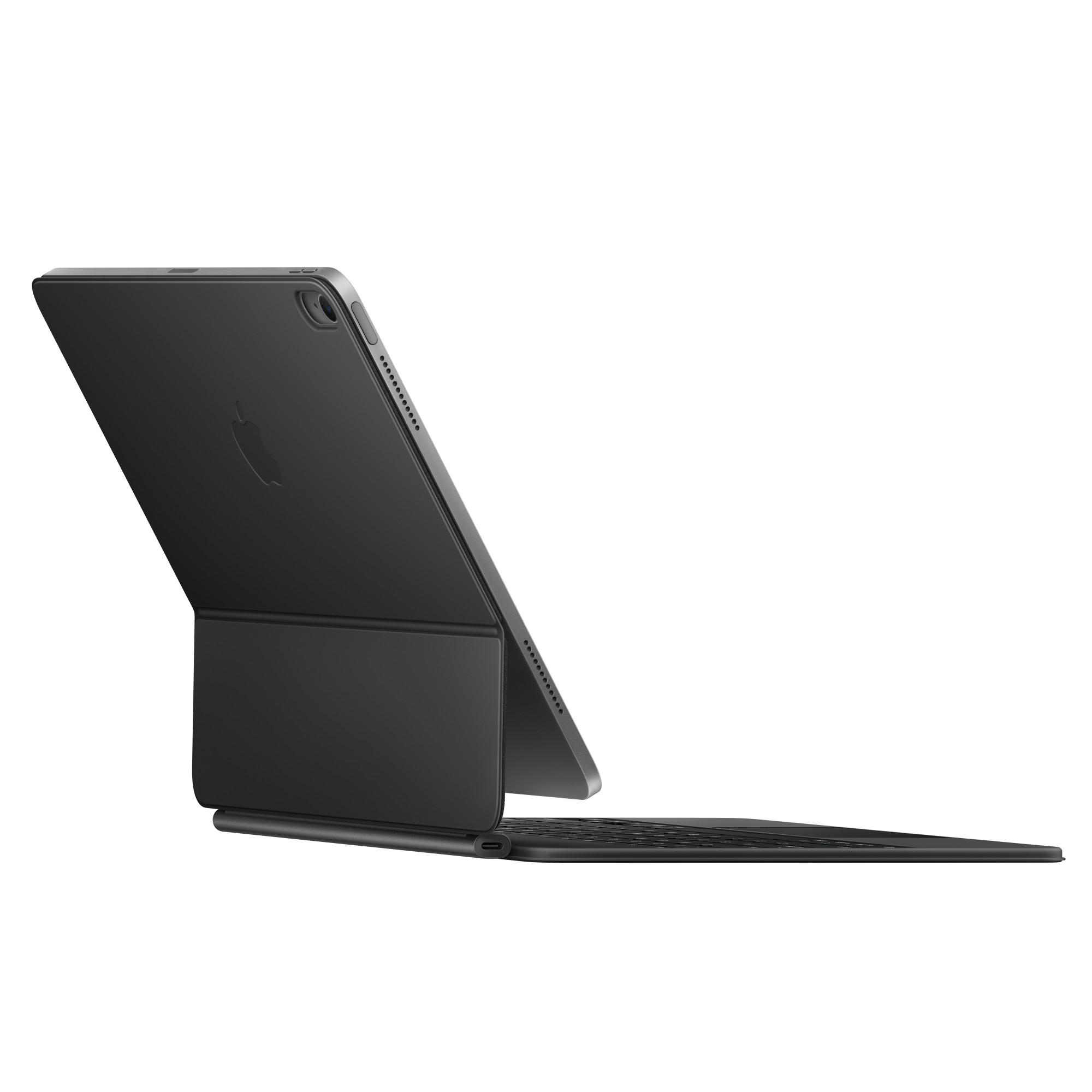Schwarzes iPad Pro mit Tastaturhülle, geöffnet geneigt. Apple-Logo sichtbar. Isoliert auf weißem Hintergrund.