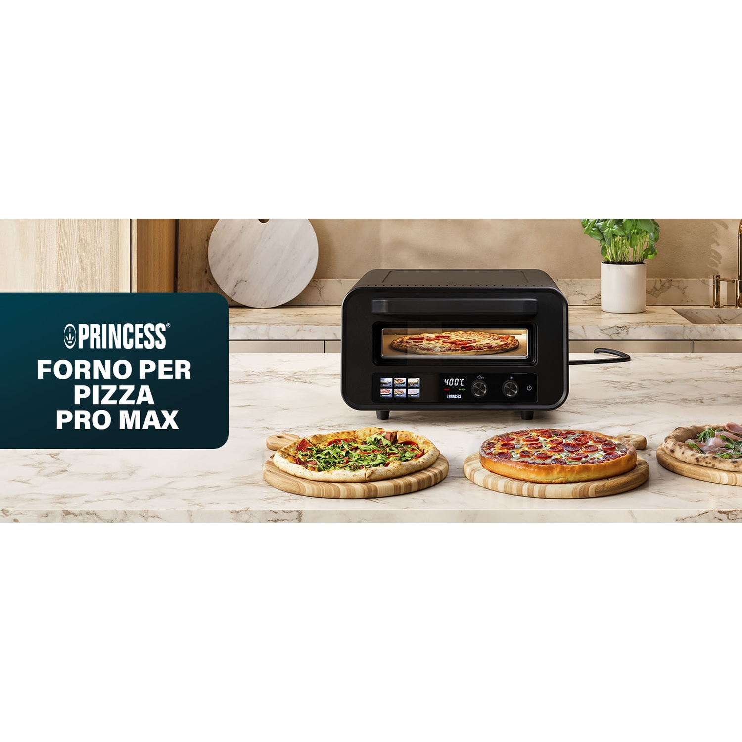 Un forno per pizza Princess nero con una pizza dentro. Tre pizze su assi di legno davanti. Testo: 'Forno per Pizza Pro Max'.