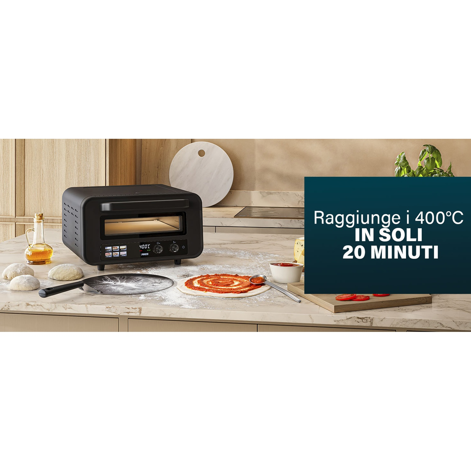 Un forno per pizza nero su un piano di lavoro. Impasto e ingredienti per pizza preparati vicino. Testo: 'Raggiunge 400°C in soli 20 minuti'.