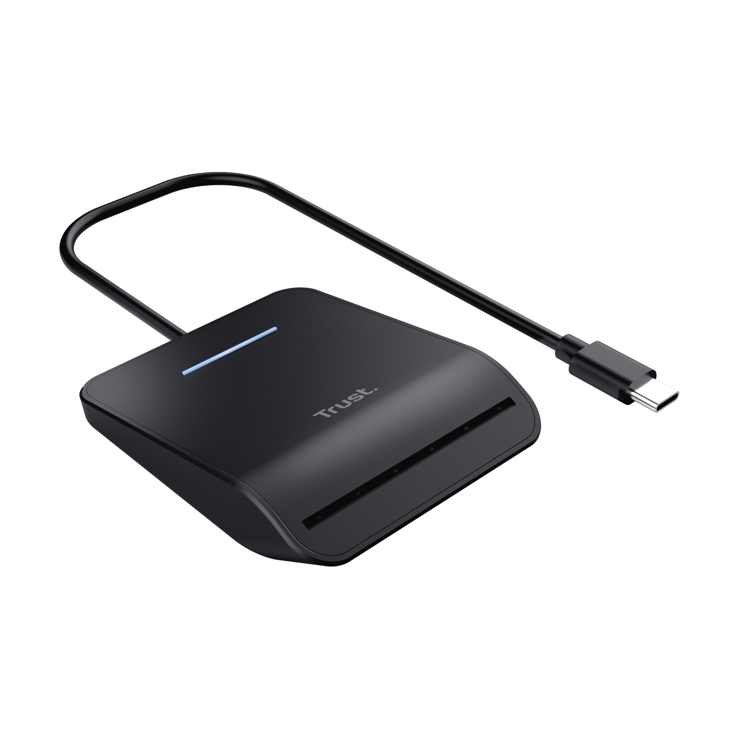 Lettore di schede Trust nero con cavo USB-C, linea blu illuminata sopra e logo Trust. Su sfondo bianco.