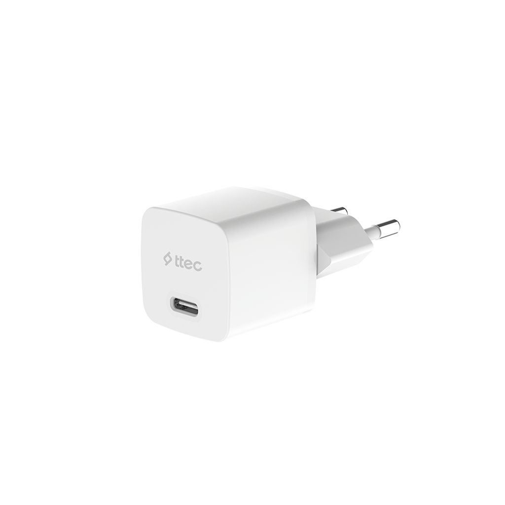 Beyaz bir ttec USB-C şarj cihazı. USB-C bağlantı noktası, fiş ve ttec logosu olan kare bir gövdeye sahiptir.
