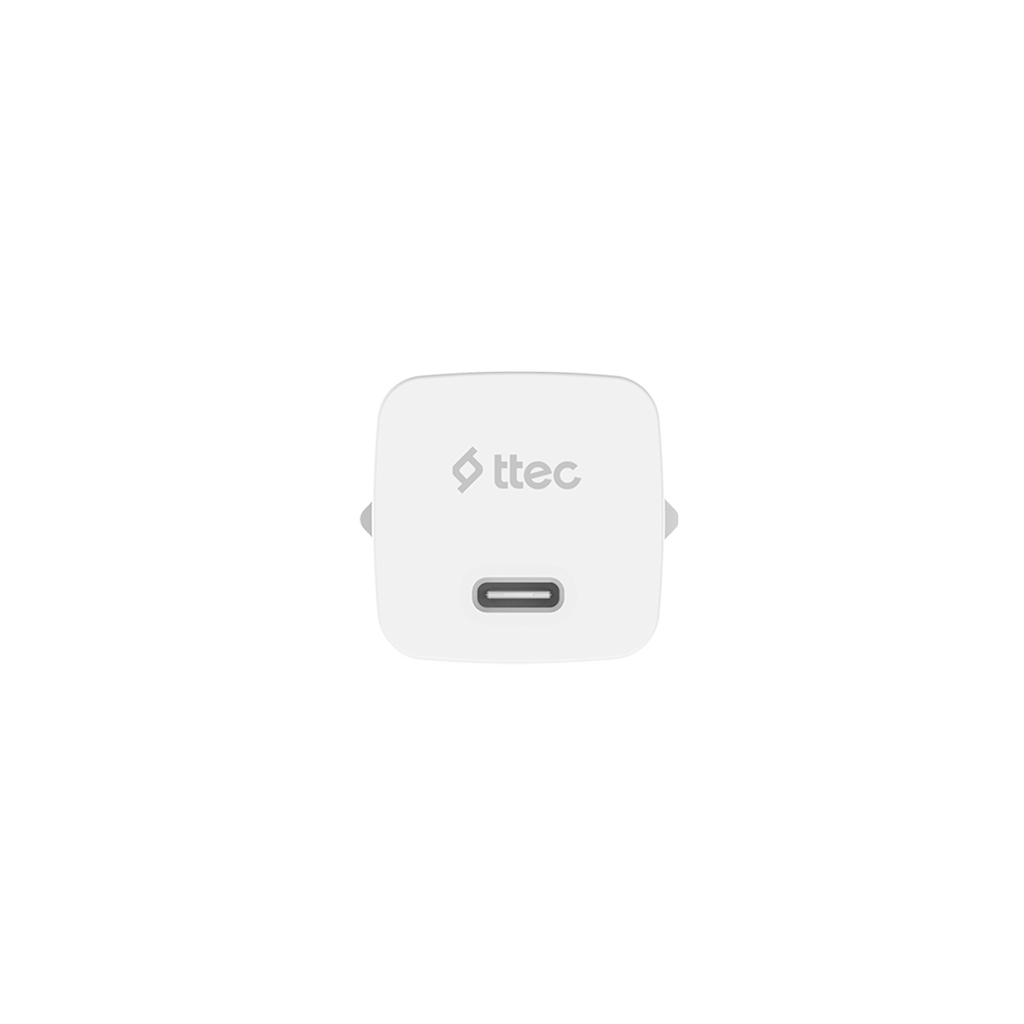 Beyaz bir Ttec USB-C şarj cihazı. Bir USB-C bağlantı noktasına ve Ttec logosuna sahiptir. Arka plan beyazdır.