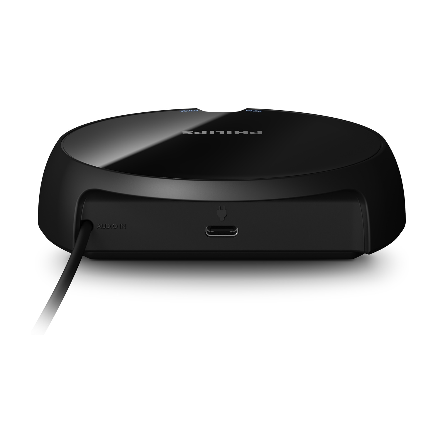 Un dispositivo audio Philips nero. Ha una porta di ingresso audio e una porta di alimentazione. Il cavo è collegato. Lo sfondo è bianco.