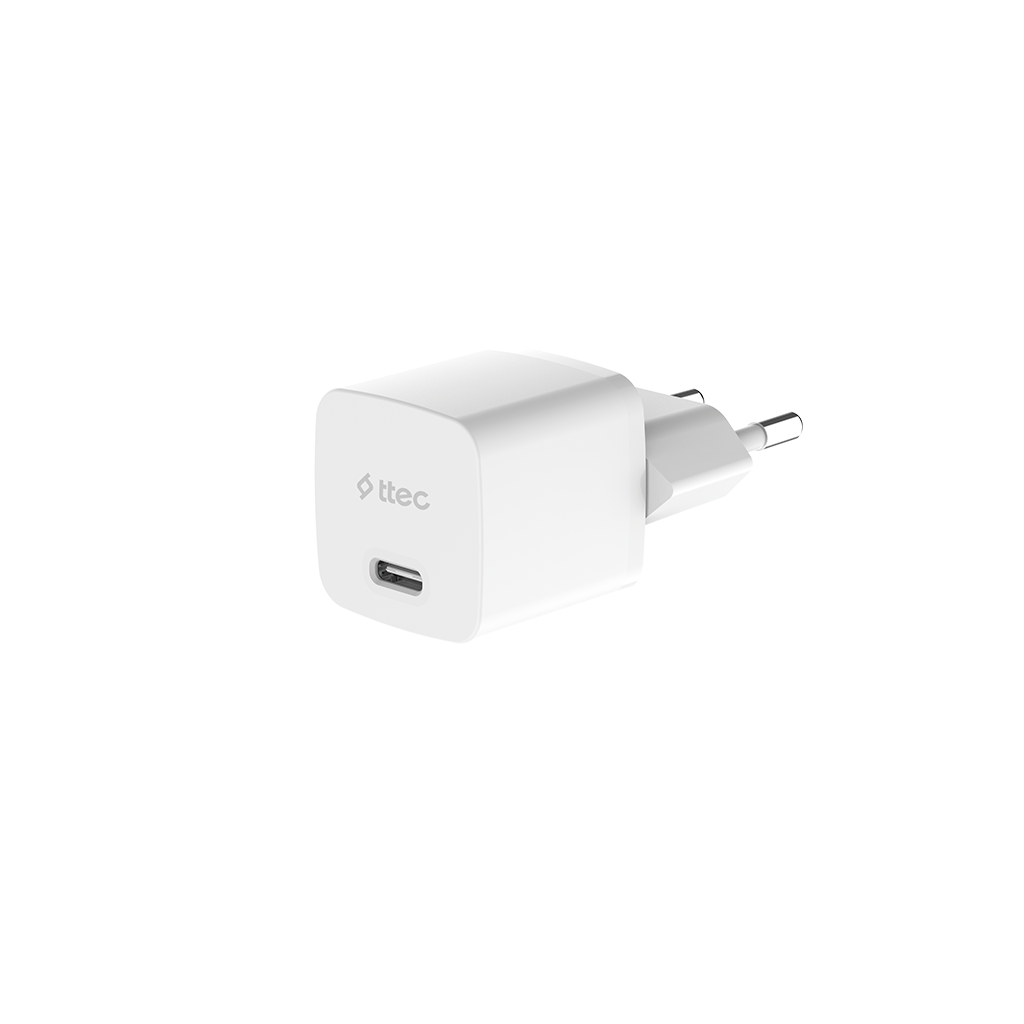 Beyaz bir arka plan üzerinde beyaz bir ttec USB-C şarj cihazı. Bir USB-C bağlantı noktası ve iki uçlu bir fişi var.