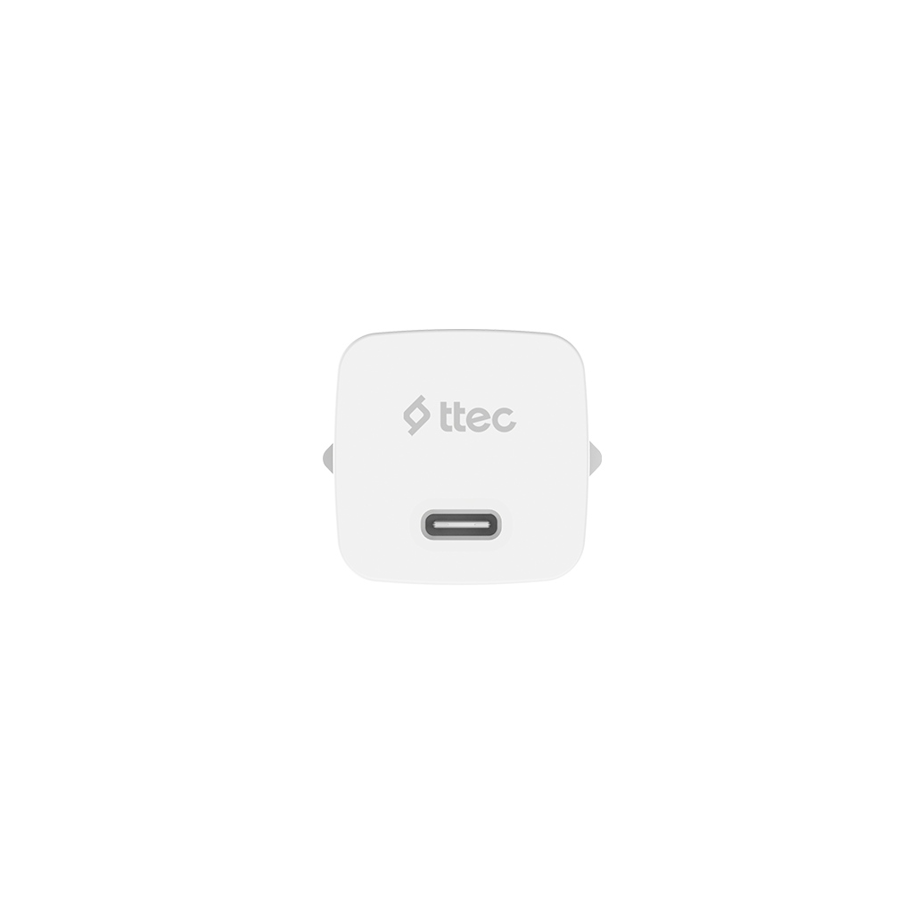 Beyaz bir ttec USB-C duvar şarj cihazı. Alt kısımda bir USB-C bağlantı noktası ve üstte ttec logosu bulunur. Arka plan beyazdır.