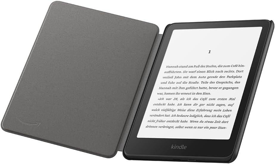 Kindle E-Reader offen, Text anzeigend. Die Hülle ist grau. Der Bildschirm zeigt den Anfang eines Dokuments mit dem Kindle-Logo.