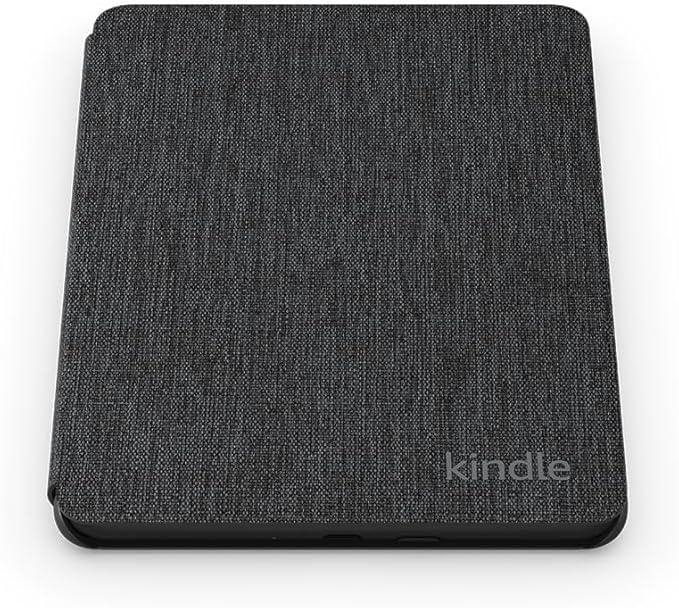 Graue Kindle-Hülle auf weißem Hintergrund. Die Hülle hat eine strukturierte Stoffoptik, das Kindle-Logo ist sichtbar.