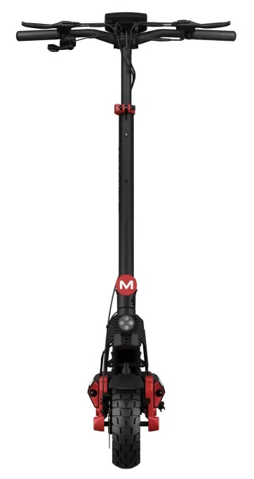 Czarny skuter elektryczny. Czerwone akcenty na ramie. Widoczna przednia opona i kierownica. Białe tło.