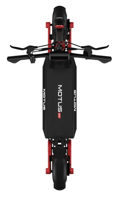 Widok z góry na czarno-czerwoną hulajnogę elektryczną. Hulajnoga ma czarny pokład z białym napisem MOTUS.