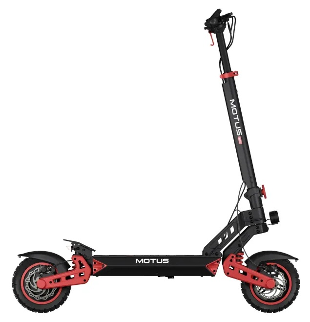 Czarna hulajnoga elektryczna z czerwonymi akcentami. Posiada kierownicę, platformę i koła. Widoczna marka 'MOTUS'.