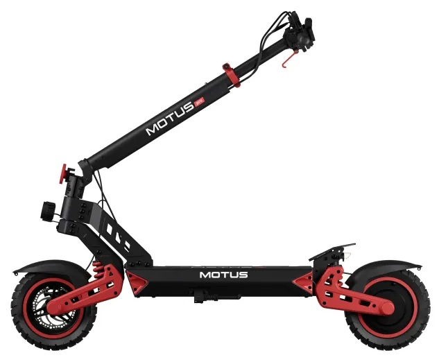 Czarno-czerwona hulajnoga elektryczna MOTUS. Posiada duże koła, zawieszenie i składaną konstrukcję. Hulajnoga jest na białym tle.