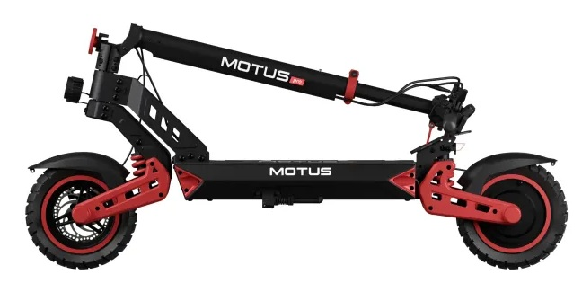 Czarny i czerwony skuter elektryczny MOTUS. Szczegóły obejmują koła, zawieszenie i logo MOTUS. Na białym tle.