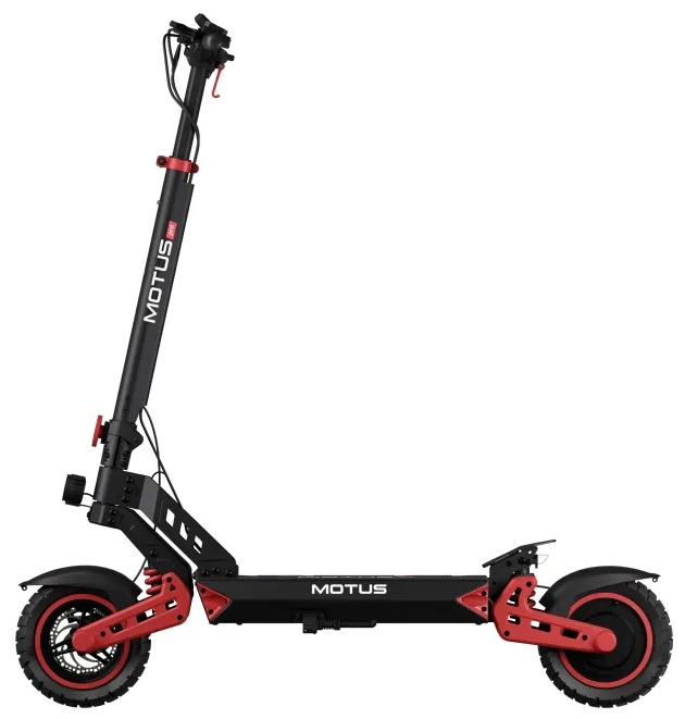 Czarno-czerwona hulajnoga elektryczna. Widoczna nazwa marki MOTUS. Zawiera koła, kierownicę i platformę do stania.