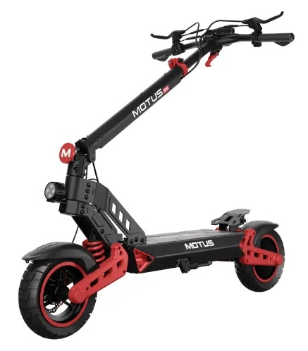 Czarno-czerwona hulajnoga elektryczna Motus. Posiada reflektor, kierownicę i platformę na stopy. Koła czarne z czerwonymi akcentami.