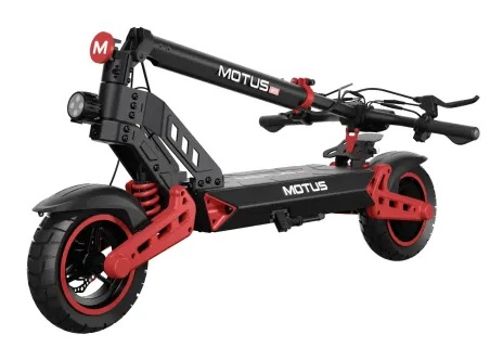 Czarno-czerwona hulajnoga elektryczna Motus. Posiada reflektor, czerwone zawieszenie i koła z czerwonymi akcentami. Hulajnoga jest na białym tle.