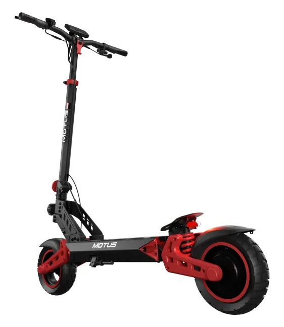 Czarno-czerwona hulajnoga elektryczna. Ma kierownicę, dwa koła i platformę do stania. Marka to MOTUS.