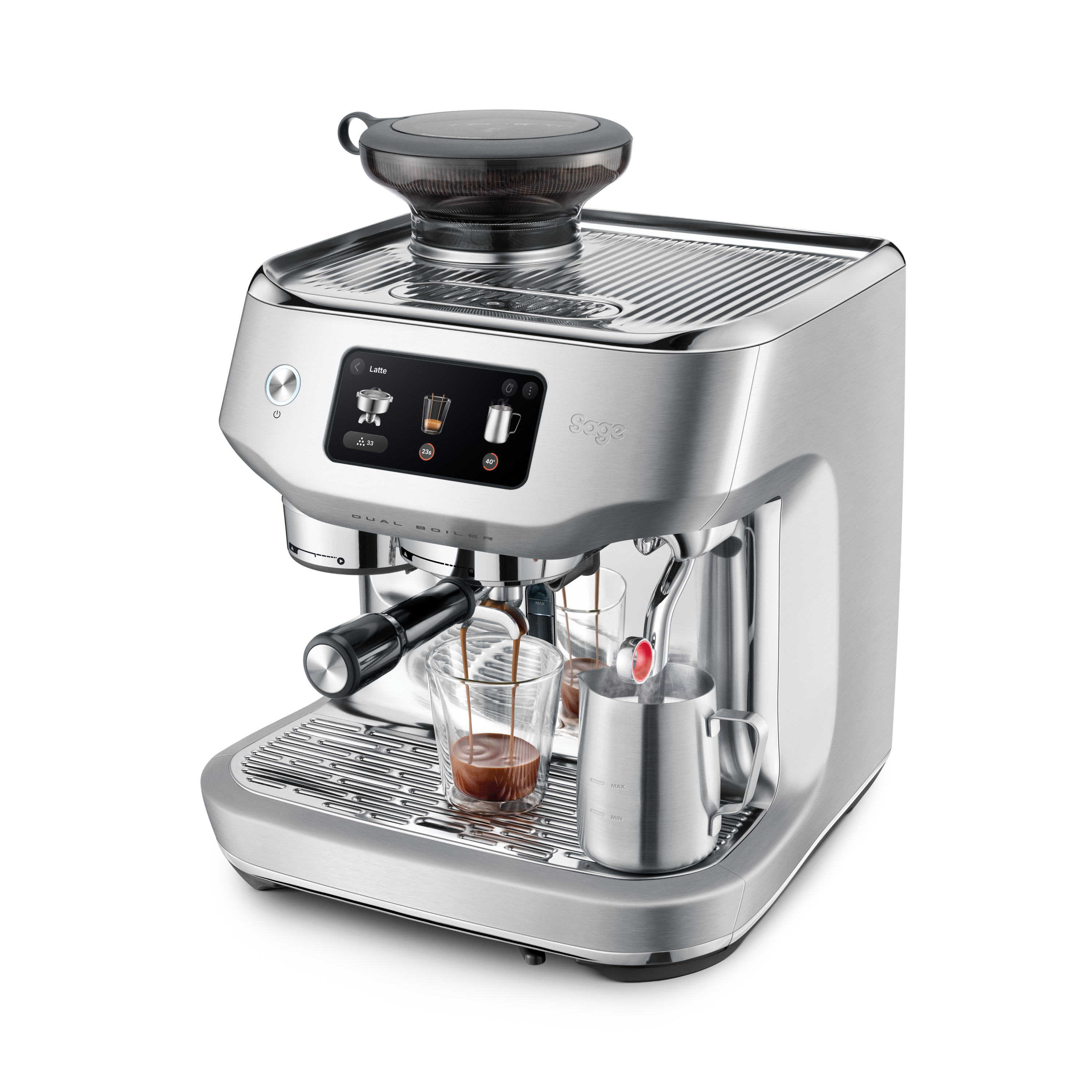 Silberne Espressomaschine mit zwei Gläsern, eines füllt sich mit Kaffee. Eine Milchkanne ist vorhanden.