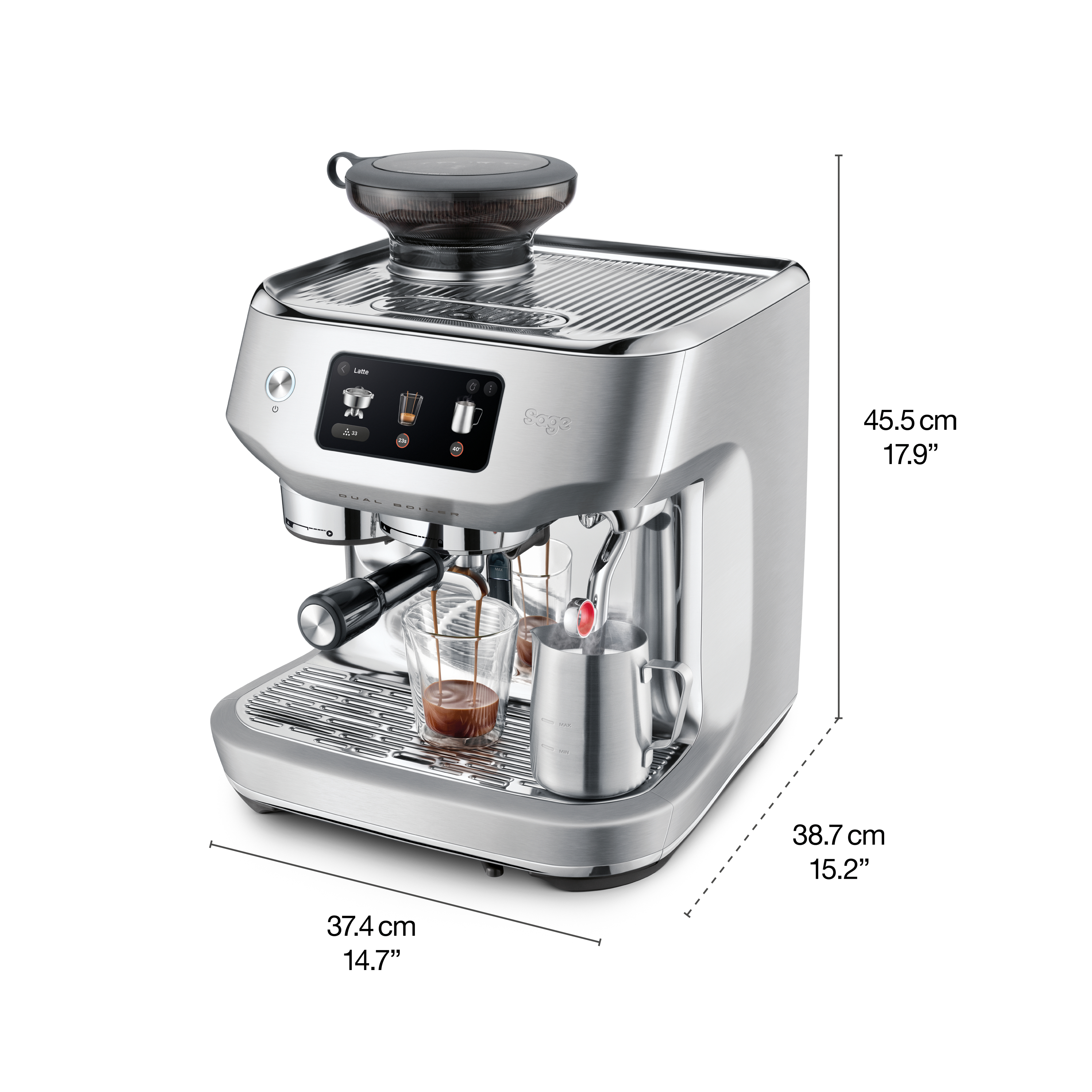 Silberne Espressomaschine mit Maßangaben. Ein Glas ist mit Kaffee gefüllt, Milch in einem Krug.