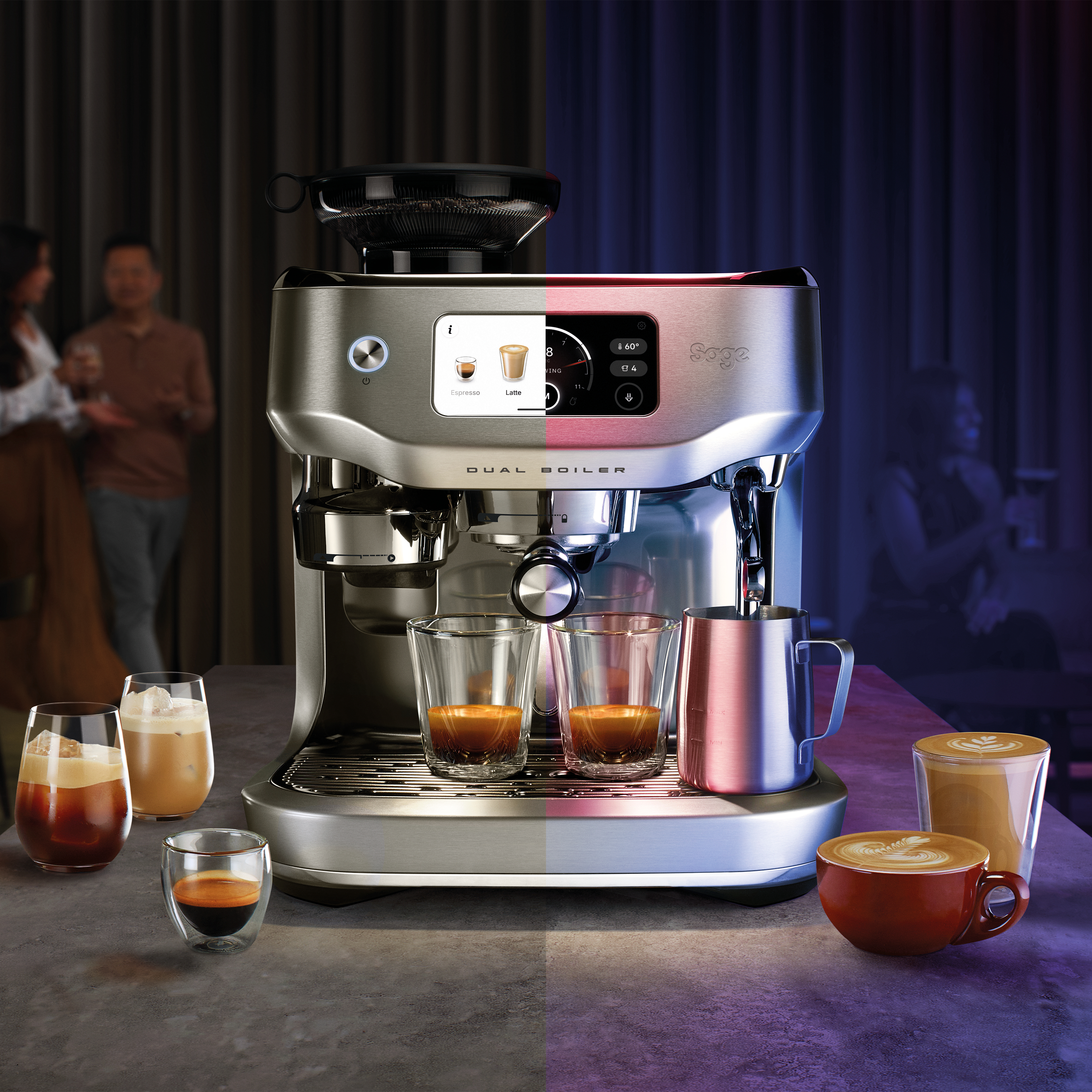 Espressomaschine mit Kaffeetassen, Latte Art und Personen im Hintergrund, auf einer Theke, mit dunklem Hintergrund.