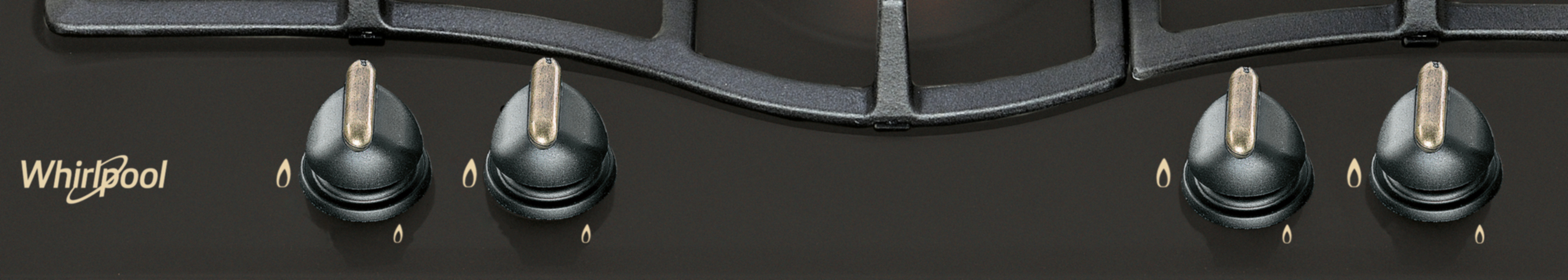 Zbliżenie czarnej płyty grzejnej z czterema pokrętłami i logo Whirlpool. Symbole gazu.