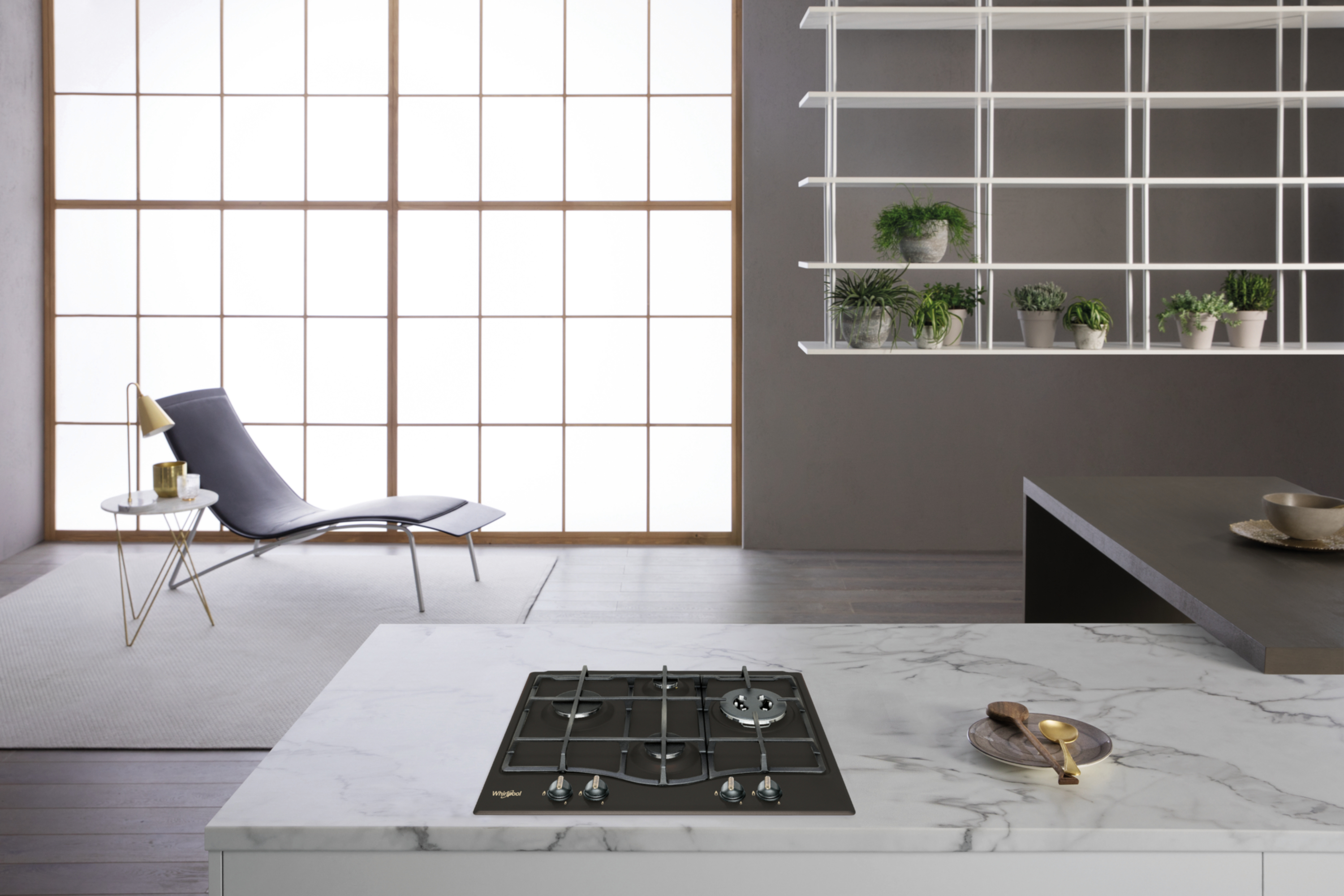 Nowoczesna kuchnia z czarną płytą grzewczą, marmurowym blatem, oknem i leżanką.