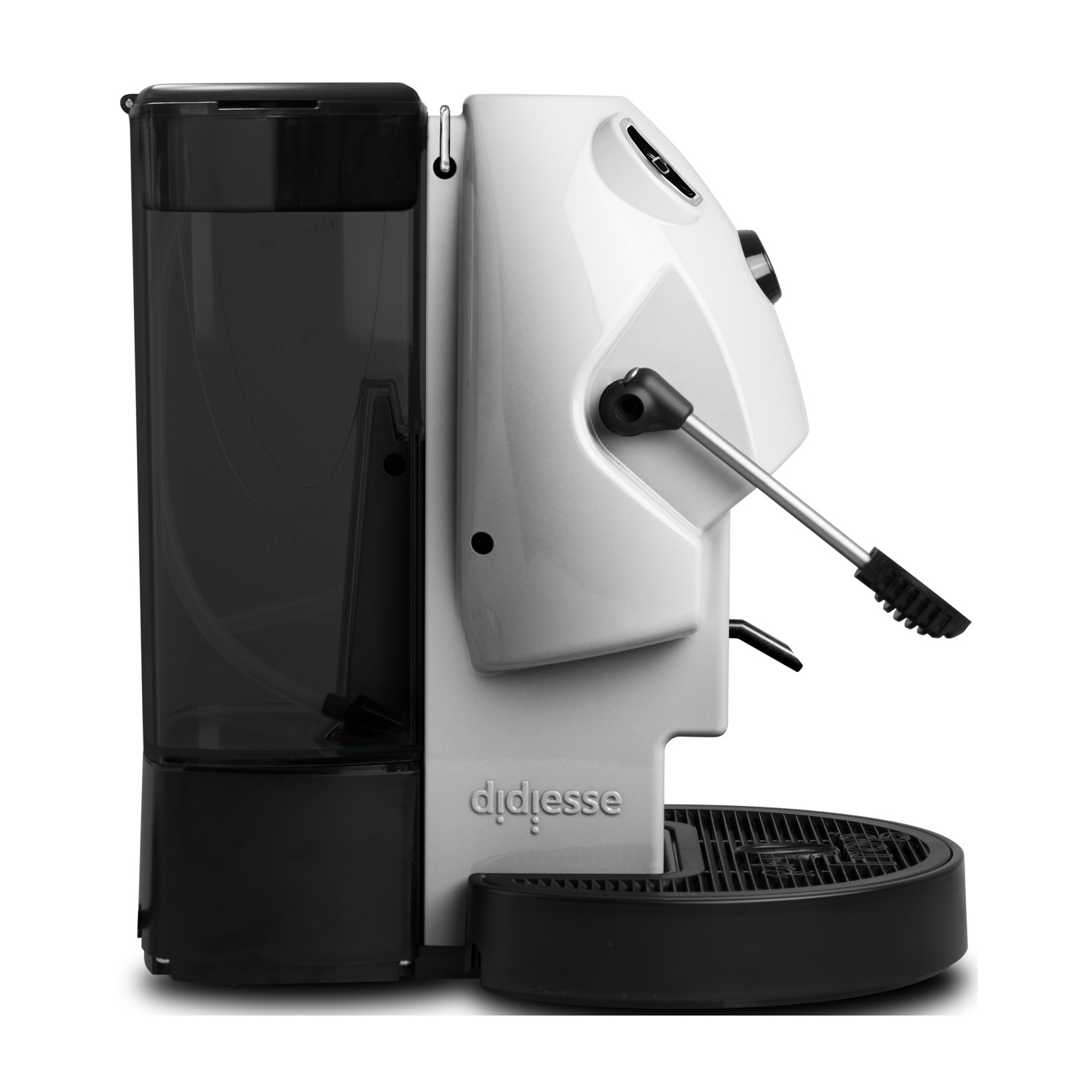 Una macchina per espresso bianca e nera. Ha un serbatoio dell'acqua trasparente sul lato sinistro e una lancia vapore a destra.
