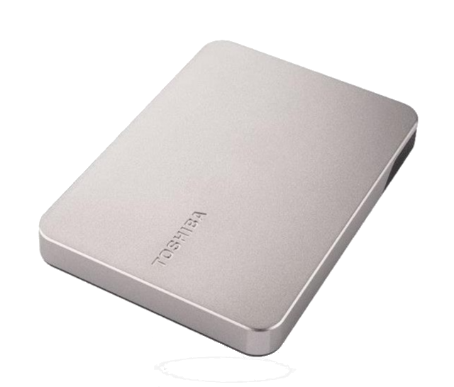 Srebrny zewnętrzny dysk twardy Toshiba na czarnym tle. Dysk ma kształt prostokąta z zaokrąglonymi rogami. Widoczne jest logo Toshiba.