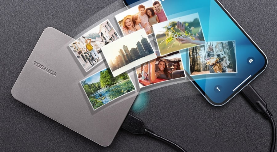 Telefon podłączony do dysku twardego Toshiba. Zdjęcia są przesyłane z telefonu na dysk. Zdjęcia przedstawiają ludzi i krajobrazy.