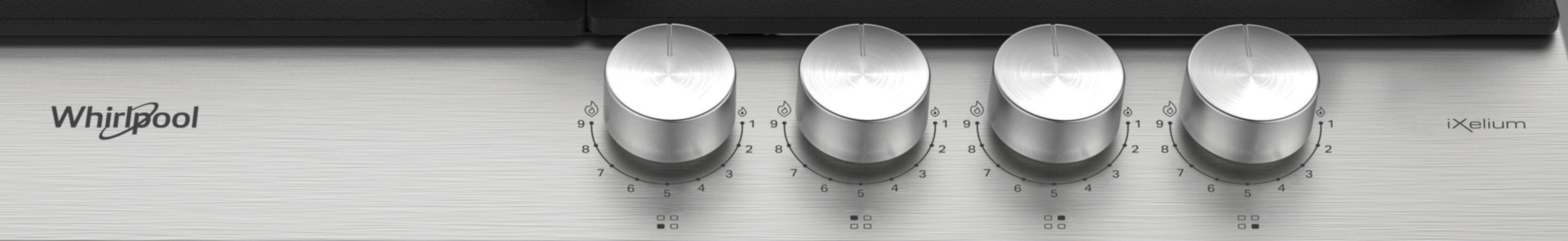 Srebrny panel sterowania kuchenki. Cztery pokrętła z numerami 1-9 i ikonami płomienia. Logo Whirlpool i iXelium.