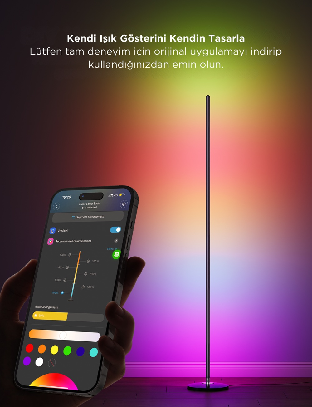 Bir kişi, yüksek, renkli bir lambayı kontrol eden bir telefon tutuyor. Lamba ve duvar, renk gradyanlarıyla aydınlatılıyor.