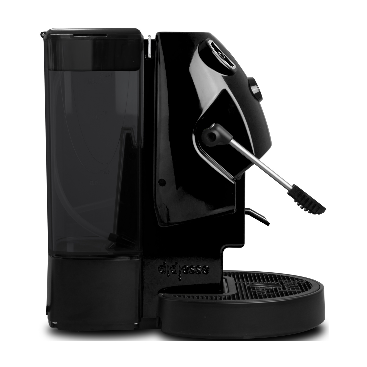 Una macchina per espresso nera con serbatoio dell'acqua a sinistra e lancia vapore a destra, su sfondo bianco.