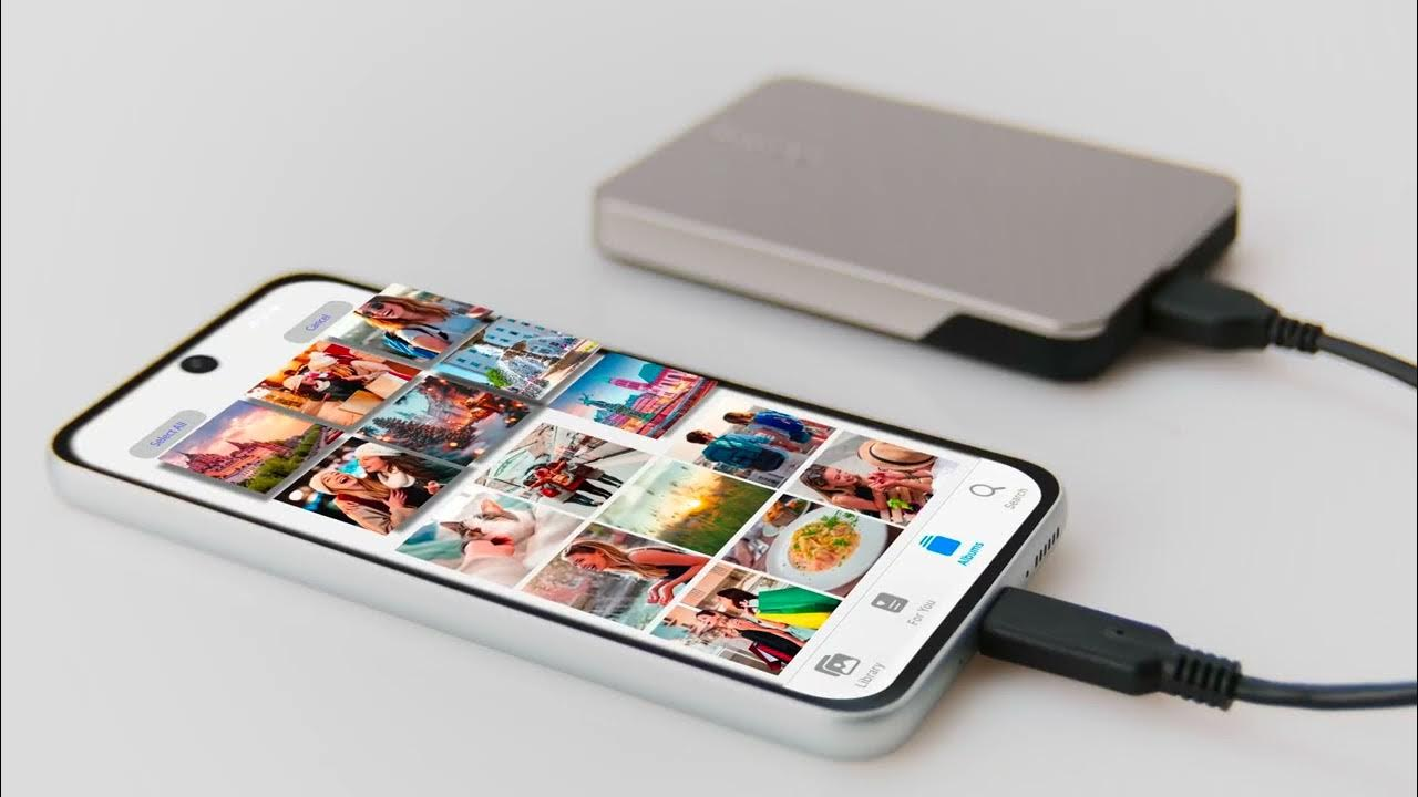 Smartfon podłączony do zewnętrznego dysku twardego za pomocą kabla. Telefon wyświetla album ze zdjęciami. Tło jest białe.
