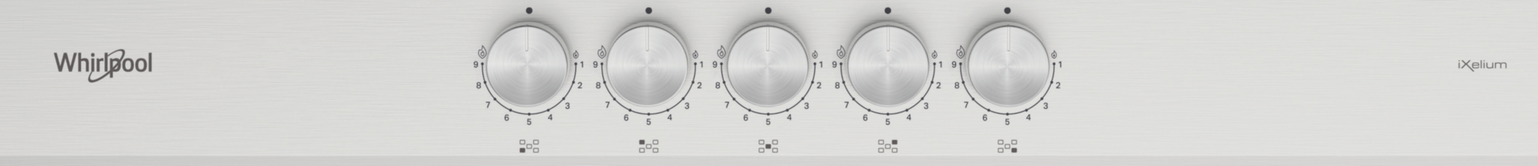 Biały panel sterowania kuchenką z pięcioma okrągłymi pokrętłami, numerami i logo Whirlpool.