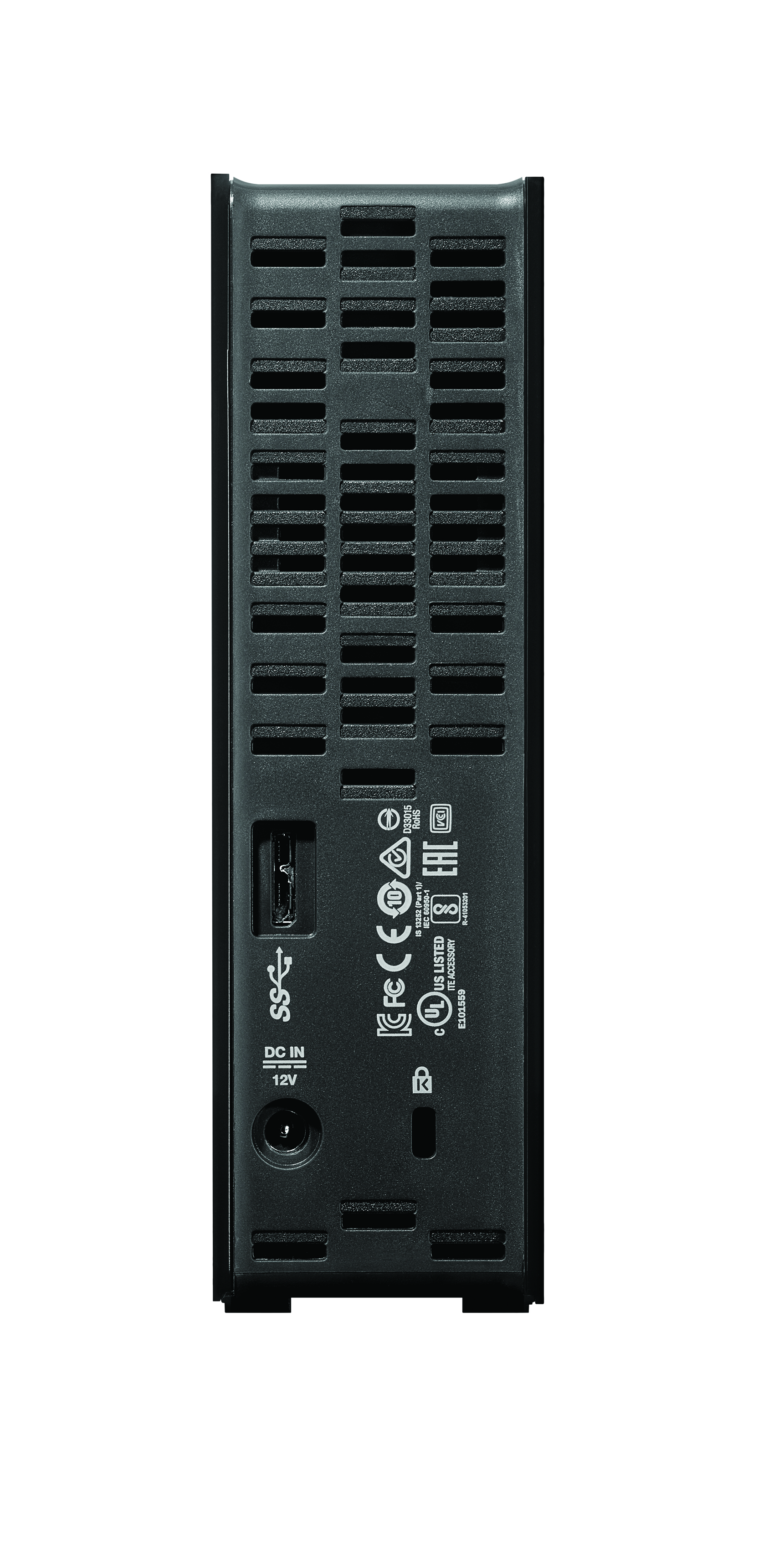 Die Rückseite einer schwarzen externen Festplatte ist abgebildet. Sie hat Lüftungsschlitze, einen USB-Anschluss, einen Stromeingang und verschiedene Zertifizierungsschilder.