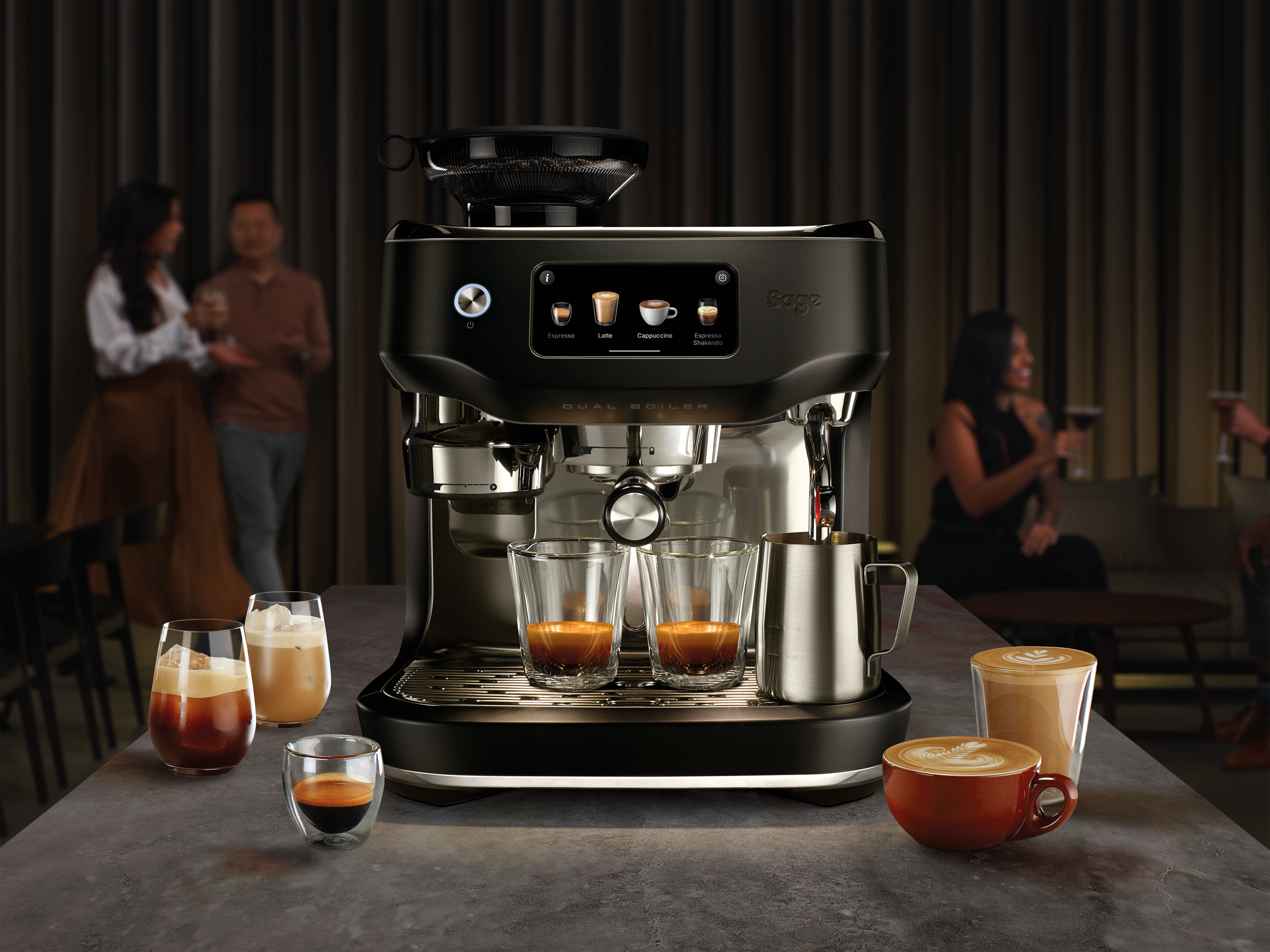 Espressomaschine mit Kaffeegetränken, Menschen und einem dunkelbraunen Hintergrund. Kaffee wird zubereitet.