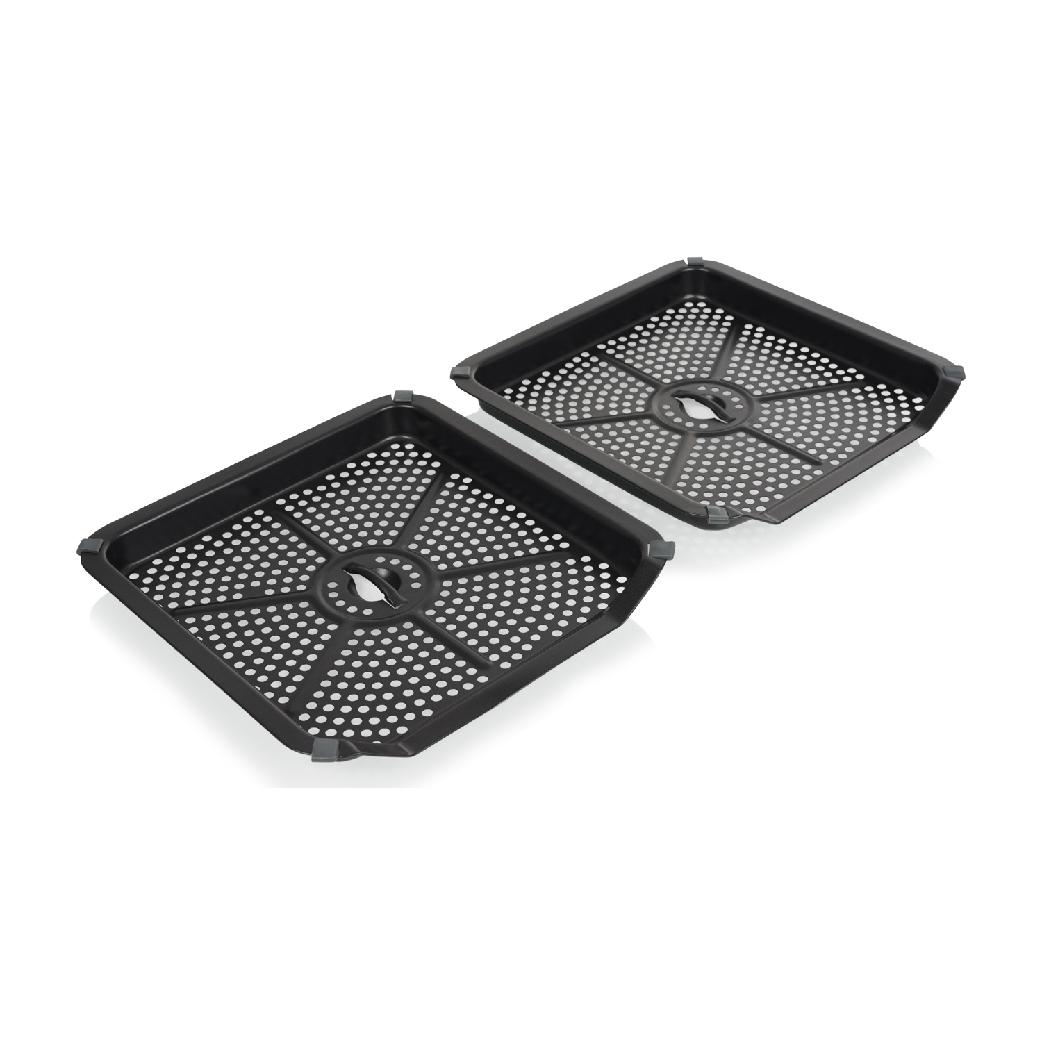 Due vassoi quadrati neri per friggitrice ad aria con superfici perforate e maniglie centrali su sfondo bianco.