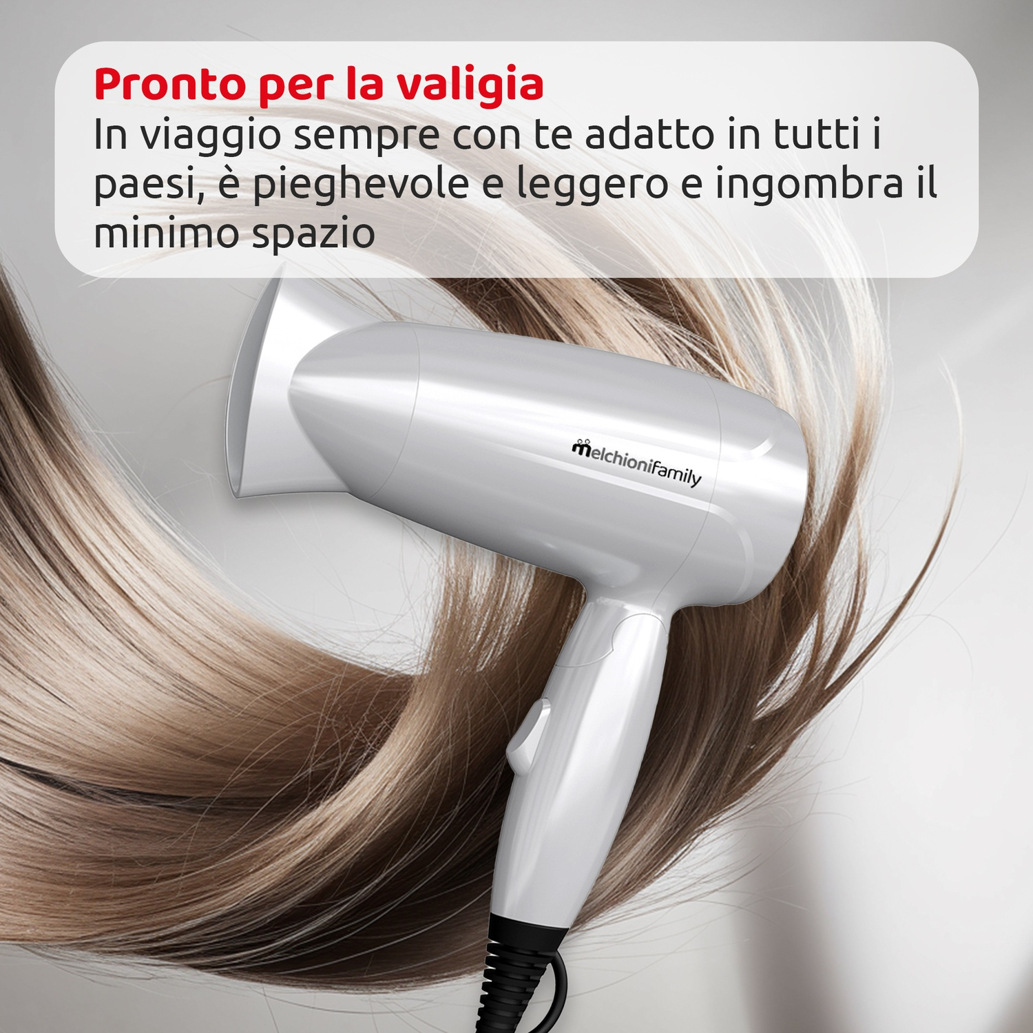 Un asciugacapelli bianco appoggia su capelli biondi. Il testo in italiano dice che è pieghevole, leggero e occupa poco spazio.