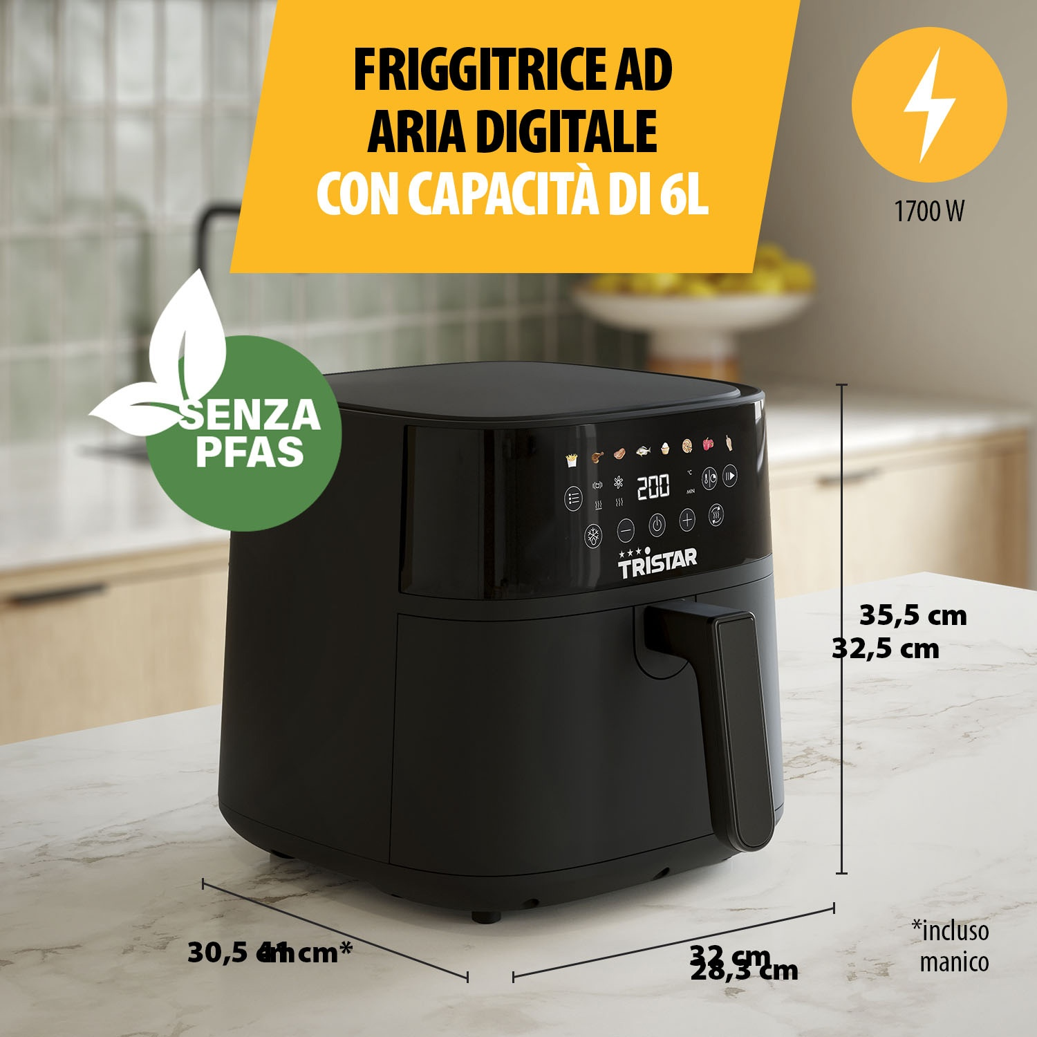Friggitrice ad aria digitale nera con dimensioni. Ha una maniglia e un display digitale. Il testo dice 'SENZA PFAS' e 'TRISTAR'.