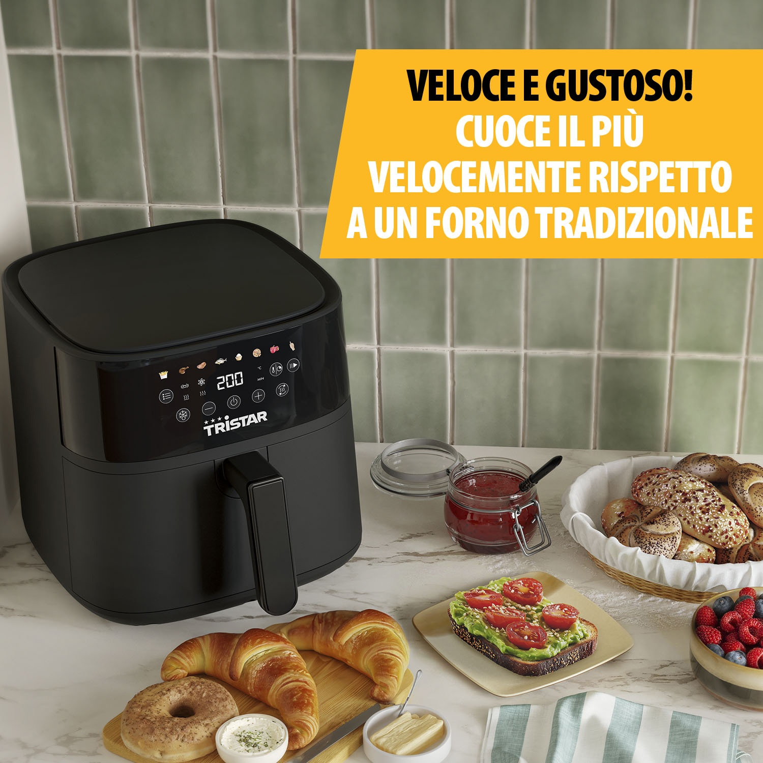 Friggitrice ad aria nera con croissant, pane e frutti di bosco. Testo: 'Veloce e gustoso! Cuoce più velocemente di un forno tradizionale'.