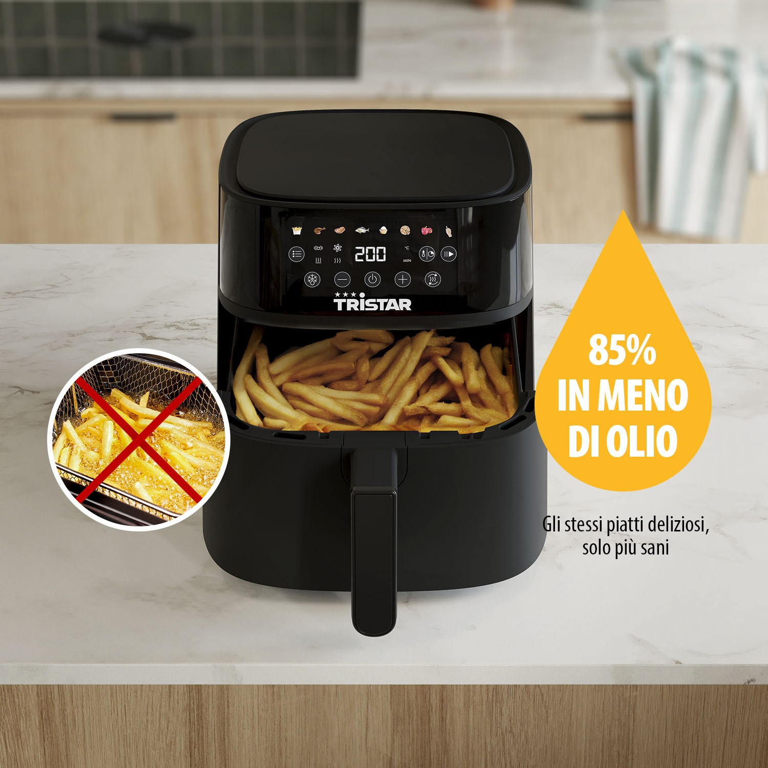 Friggitrice ad aria nera con patatine fritte. Confronto con patatine fritte nell'olio sbarrate. Testo: 85% meno olio. Stesso cibo delizioso, più sano.